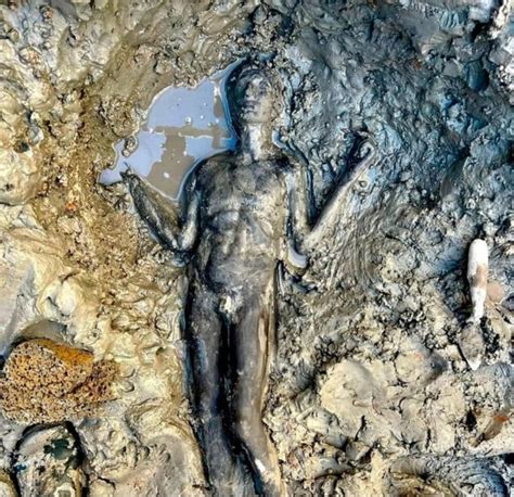 İ­t­a­l­y­a­­d­a­ ­b­u­l­u­n­a­n­ ­2­ ­b­i­n­ ­3­0­0­ ­y­ı­l­l­ı­k­ ­b­r­o­n­z­ ­h­e­y­k­e­l­l­e­r­ ­h­e­y­e­c­a­n­ ­y­a­r­a­t­t­ı­